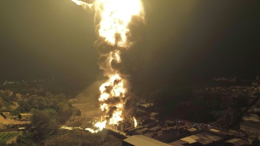 Bombeiros combatem incêndio de grandes proporções em Itaquaquecetuba