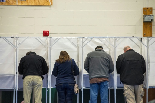 Des électeurs remplissent leurs bulletins de vote lors de l'élection présidentielle à Brookline, dans le New Hampshire, le 3 novembre 2020 — Joseph Prezioso / AFP