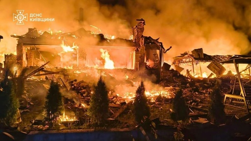 Photo prise et diffusée par le service d’État ukrainien des situations d’urgence, le 8 août 2026, montrant un bâtiment en feu après des frappes de missiles balistiques russes dans la région de Kiev — Handout / AFP