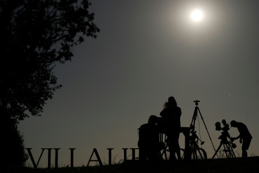 Préparatifs avant l'éclipse totale de Soleil du 12 août en Espagne, visible dans toute l'Europe — Cesar MANSO / AFP