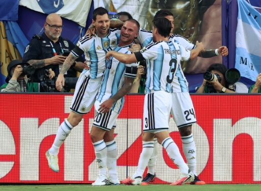 Lionel Messi (à esquerda) comemora com Alexis Mac Allister o primeiro gol da Argentina contra a Suíça nas quartas de final da Copa do Mundo, em 11 de julho de 2026.