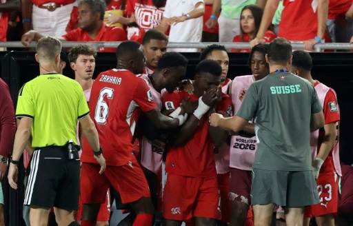Breel Embolo chega ao banco de reservas da Suíça após ser expulso nas quartas de final da Copa do Mundo contra a Argentina, em 11 de julho de 2026.