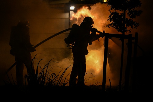 Des pompiers luttent contre un incendie devant un camping à Villeneuve-lès-Béziers, le 9 juillet 2026 dans l'Hérault