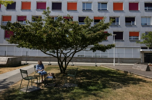 Une personne âgée assise à l'ombre d'un arbre à Lorient, dans le Morbihan, le 10 juillet 2026 lors d'une nouvelle vague de chaleur en France