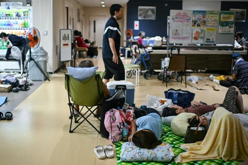 Des évacués se reposent dans un centre d'hébergement à Uki, dans la préfecture de Kumamoto, le 29 juillet 2026, au lendemain du séisme qui a frappé le sud-ouest du Japon — Philip FONG / AFP
