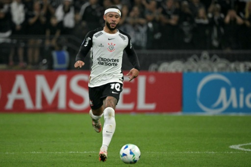 Corinthians anuncia renovação de Memphis Depay até julho de 2028