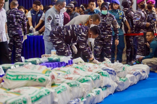 Des sacs de kétamine saisis à bord d'un navire battant pavillon étranger sont exposés lors d'une conférence de presse, le 9 août 2026 sur l'île indonésienne de Batam — ANDARU AK / AFP