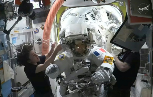 Image, extraite d'un flux vidéo en direct de la NASA et datée du 18 août 2026, montre l'astronaute française Sophie Adenot (au centre) rentrant à l'intérieur de la Station spatiale internationale (ISS) après sa première sortie dans l'espace — Handout / AFP