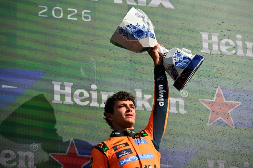 Lando Norris comemora com o troféu após vencer do Grande Prêmio dos Países Baixos de Fórmula 1 no circuito de Zandvoort, em 23 de agosto de 2026. — JOHN THYS / AFP