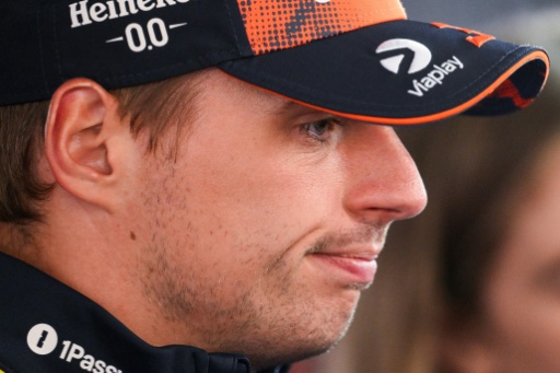 Max Verstappen fala com os jornalistas após o acidente que o obrigou a abandonar o Grande Prêmio dos Países Baixos no circuito de Zandvoort, em 23 de agosto de 2026. — JOHN THYS / AFP