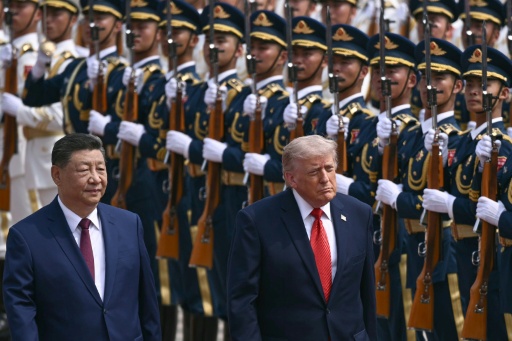 Los presidentes chino, Xi Jinping (izq), y estadounidense, Donald Trump, pasan revista a una guardia de honor el 14 de mayo de 2026 en Pekín — Brendan Smialowski / AFP