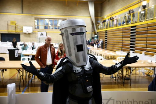 Le candidat satirique Count Binface arrive au centre de dépouillement pour connaître les résultats de l'élection législative partielle de Clacton, au Clacton Leisure Centre, dans l'est de l'Angleterre, le 14 août 2026 — Henry NICHOLLS / AFP