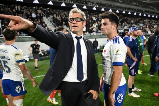 Le sélectionneur de l'équipe de France de rugby Fabien Galthié discute avec Nolann Le Garrec après la courte défaite contre les All Blacks le 4 juillet 2026 à Christchurch en Nouvelle-Zélande — Sanka VIDANAGAMA / AFP