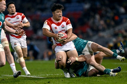 Le Japonais Hayate Era tacklé par un Irlandais lors du match du Championnat des nations le  11 juillet 2026 à Newcastle en Nouvelle-Galles du Sud en Australie — Saeed Khan / AFP