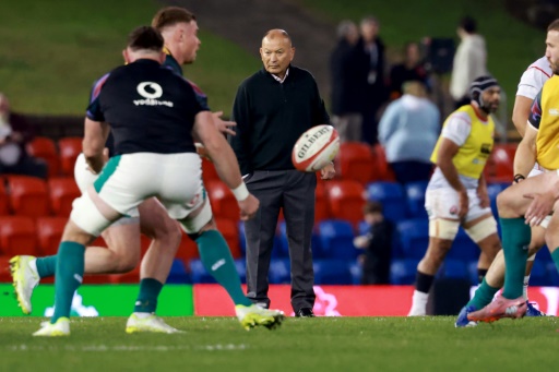 Le coach du Japon Eddie Jones avant le match du Championnat des nations contre l'Irlande le 11 juillet 2026 à Newcastle en Nouvelle-Galles du Sud en Australie — DAVID GRAY / AFP