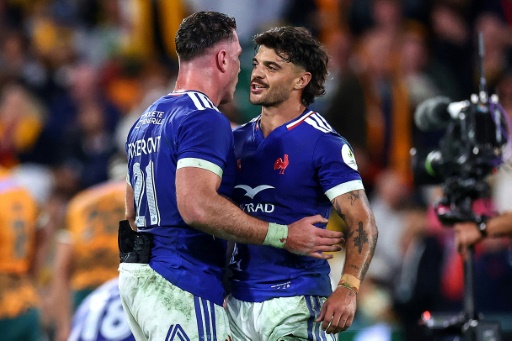 Le Français Romain Ntamack à droite lors de la victoire contre les Wallabies en Championnat des nations le 11 juillet 2026 à Brisbane en Australie — Pat Hoelscher / AFP
