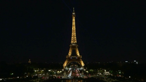 Torre Eiffel presta homenagem ao 250º aniversário da independência dos EUA