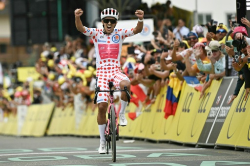 Tour de France: Carapaz remporte l'étape-reine, Pogacar verrouille son maillot jaune
