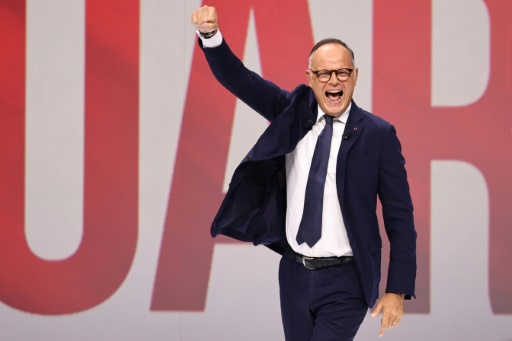 El líder del partido de derecha Horizontes y ex primer ministro francés, Édouard Philippe, saluda durante un acto electoral como candidato a la elección presidencial de 2027, en París, el 5 de julio de 2026.