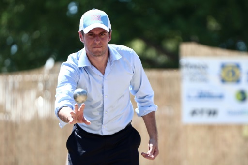 El líder del partido centrista Renacimiento y candidato a la elección presidencial de 2027, Gabriel Attal, juega a la petanca durante su visita a un campeonato mundial en Marsella, en el sureste de Francia, el 5 de julio de 2026.