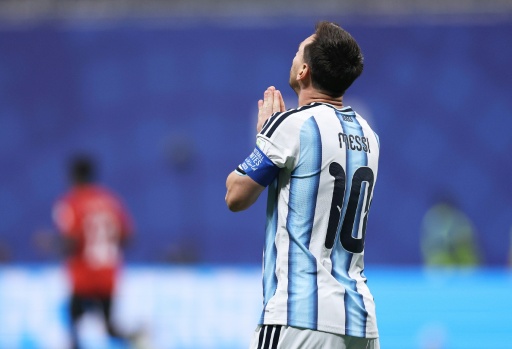 Messi "seguirá pateando los penales si quiere", dice Scaloni