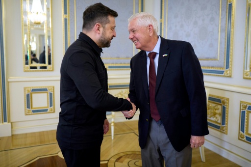 Photo publiée par le service de presse de la présidence ukrainienne, le 10 juillet 2026, montrant le président ukrainien Volodymyr Zelensky (g) et le sénateur américain Lindsey Graham lors d'une rencontre à Kiev, en Ukraine — Handout / AFP