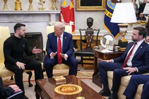 Le président américain Donald Trump (au centre) et le vice-président JD Vance (d.) rencontrent le président ukrainien Volodymyr Zelensky dans le Bureau ovale de la Maison Blanche, le 28 février 2025 à Washington — Andrew Harnik