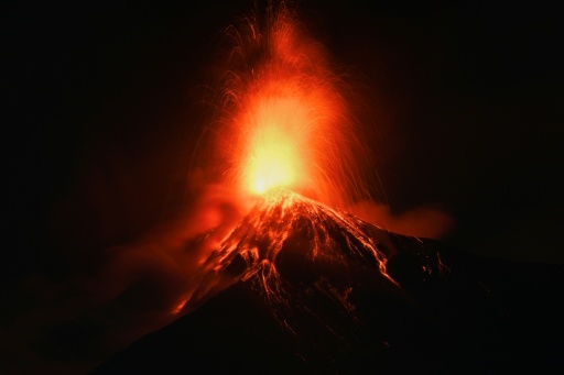 El volcán de Fuego erupciona en Alotenango, Guatemala, durante la madrugada del 4 de agosto de 2026 — Johan ORDONEZ / AFP