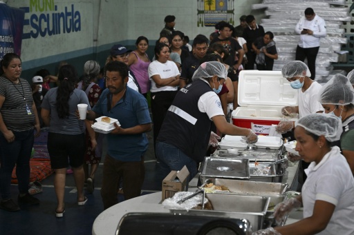 Personas evacuadas tras la erupción del volcán de Fuego en Guatemala reciben alimento en un albergue en Escuintla, Guatemala, el 4 de agosto de 2026 — Johan ORDONEZ / AFP