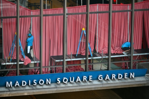 Trabajadores ajustan las cortinas dentro del Madison Square Garden, el lugar donde se celebrará la boda de la cantante pop Taylor Swift y la estrella de la NFL Travis Kelce.