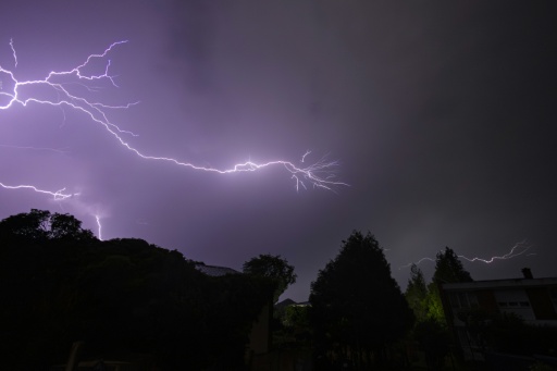 La vigilance orange pour orages s'ajoute à la canicule pour une dizaine de départements
