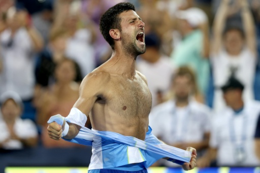 Novak Djokovic se rasga la camiseta tras su victoria ante Carlos Alcaraz en la final del Masters 1000 de Cincinnati en 2023 — MATTHEW STOCKMAN