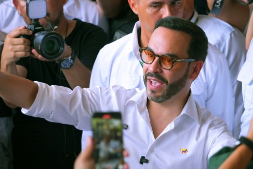 Abelardo de la Espriella, candidat à la présidentielle en Colombie, salue ses partisans après avoir voté dans un bureau de vote lors de l'élection présidentielle à Barranquilla, en Colombie, le 31 mai 2026 — Vanexa Romero / AFP