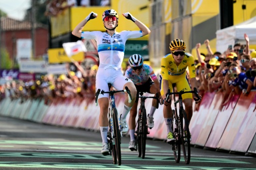 Reusser holds lead as Vollering wins in Tour de France hills