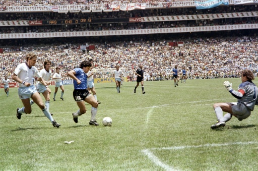O argentino Diego Maradona encara o goleiro Peter Shilton em seu famoso 'Gol do Século' contra a Inglaterra na Copa do Mundo de 1986, no México