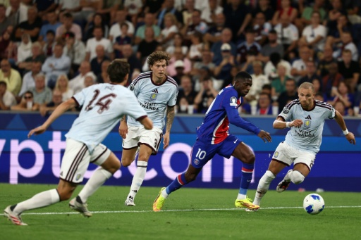 Ousmane Dembélé entouré de joueurs d'Aston Villa mercredi lors de la Supercoupe d'Europe à Salzbourg — FRANCK FIFE / AFP