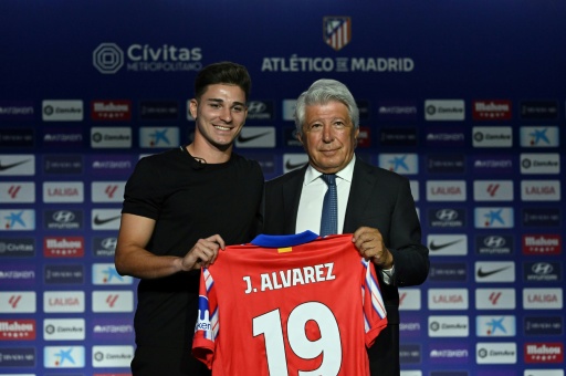 El delantero argentino Julián Álvarez (i) y el presidente del Atlético de Madrid, Enrique Cerezo (d), durante la presentación del delantero como jugador rojiblanco el 16 de agosto de 2024 en Madrid — Javier Soriano / AFP