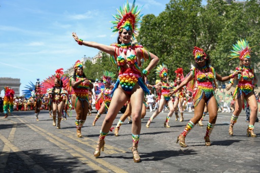Des participants au Carnaval Tropical sur les Champs-Elysées, à Paris