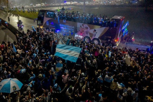 En esta vista aérea, la selección de fútbol de Argentina se desplaza en un autobús descapotable al llegar al centro de entrenamiento de la Asociación del Fútbol Argentino (AFA) en Ezeiza, provincia de Buenos Aires, el 20 de julio de 2026, tras regresar de Estados Unidos después de su derrota en la final del Mundial — Tomas CUESTA / AFP