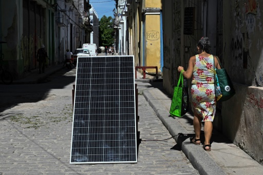 Cuba, asfixiada por el embargo petrolero de EEUU, se esfuerza por restablecer su red eléctrica