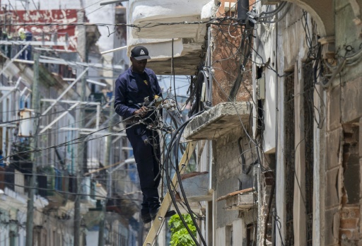 Un obrero trabaja en la red eléctrica el 6 de julio de 2026 en La Habana, durante un apagón nacional en Cuba.