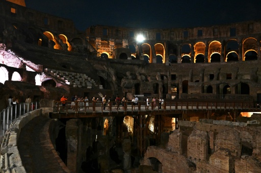 Des visiteurs participent à une visite guidée "Une nuit au Colisée", le 14 août 2026 à Rome — Andreas SOLARO / AFP
