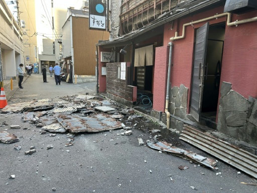 Séisme au Japon: plusieurs dizaines de blessés, des personnes piégées dans un centre commercial