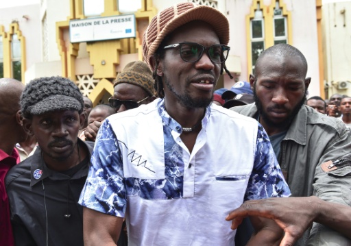 Le chroniqueur malien Mohamed Youssouf Bathily, alias Ras Bath, sort de la maison de la presse le 1er août 2018 à Bamako, après avoir participé à une conférence de presse organisée par des leaders de l'opposition au Mali — ISSOUF SANOGO / AFP