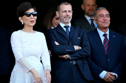 La presidenta estadounidense del OL, Michele Kang (izda), junto al presidente de la UEFA Aleksander Ceferin (centro) y el directivo del FC Barcelona, Rafael Yuste (derecha), antes de la final de la Champions League femenina entre Barcelona y Lyon en el Ullevaal Stadium de Oslo, Noruega, el 23 de mayo de 2026 — Jonathan Nackstrand / AFP