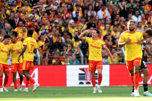 El subcampeón Lens golea 5-2 al Auxerre en su arranque en la Ligue 1