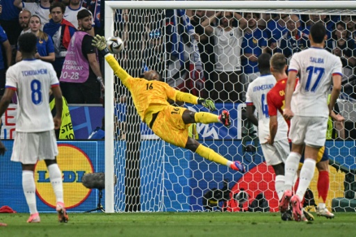 O goleiro francês Mike Maignan não consegue defender um chute do atacante espanhol Lamine Yamal durante a semifinal da Eurocopa 2024