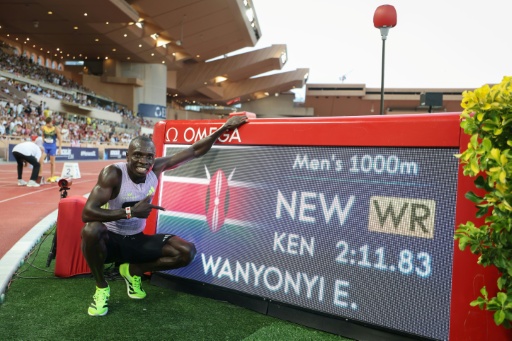 Le coureur kényan Emmanuel Wanyonyi prend la pose pour son record du monde du 1000 m masculin lors du meeting d’athlétisme de la Ligue de Diamant au stade Louis-II, à Monaco, le 10 juillet 2026