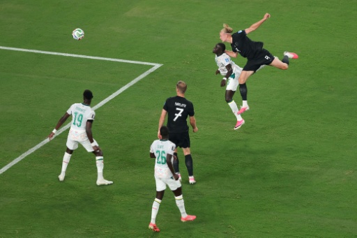 El delantero noruego Erling Haaland remata de cabeza durante el partido del Mundial contra Senegal, en East Rutherford, en las afueras de Nueva York, el 22 de junio de 2026