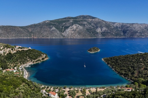 Vue aérienne de la plage de Dexa sur l'île grecque d'Ithaque, le 3 août 2026, patrie d'Ulysse, héros de la mythologie grecque. — Angelos TZORTZINIS / AFP